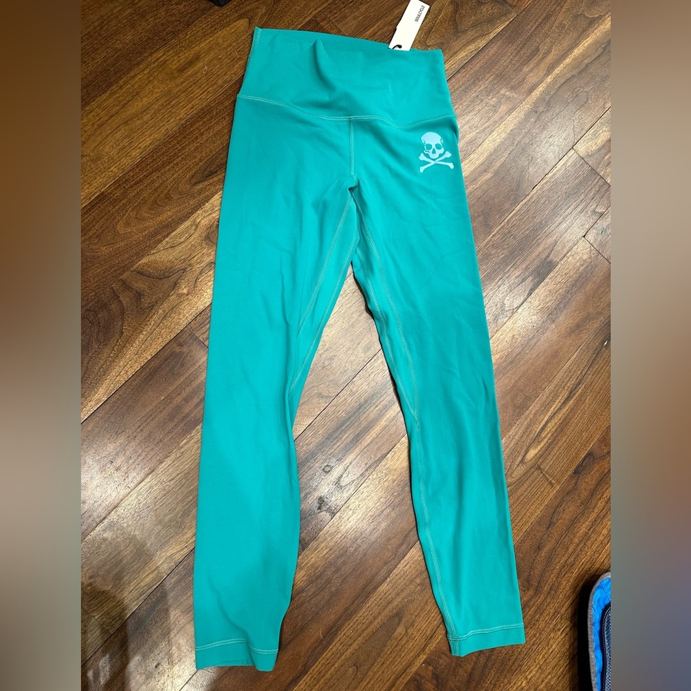Lululemon Kelly Green Align Legging with Soul Cycle Skull Logo